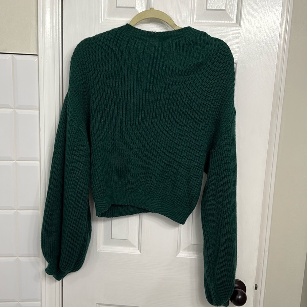 Cropped dark green sweater with balloon sleeves